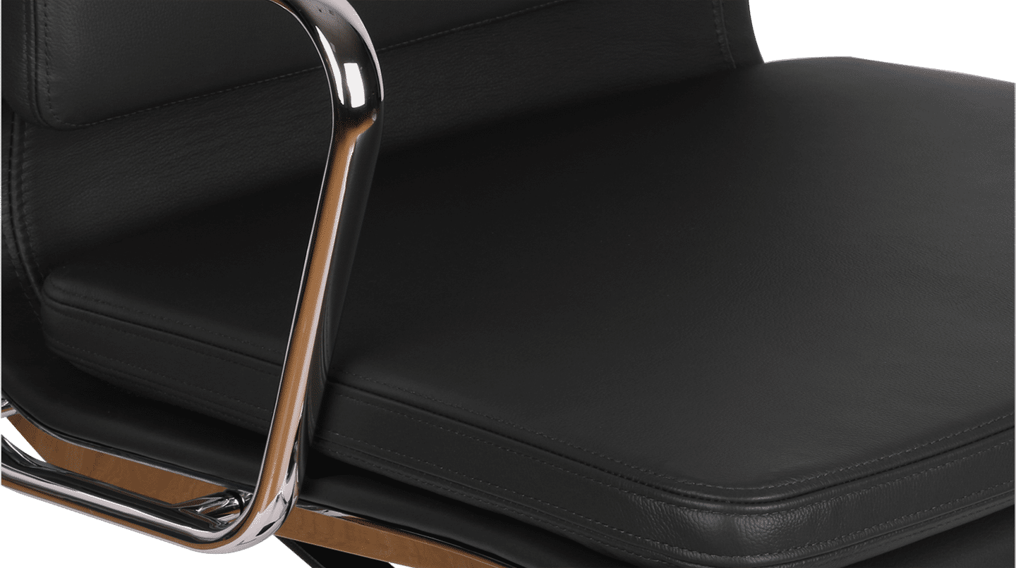 Sedia da ufficio stile Eames EA217 in pelle Black image.